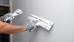 Waarom gestucte muren een schitterend effect geven bij airless spuiten