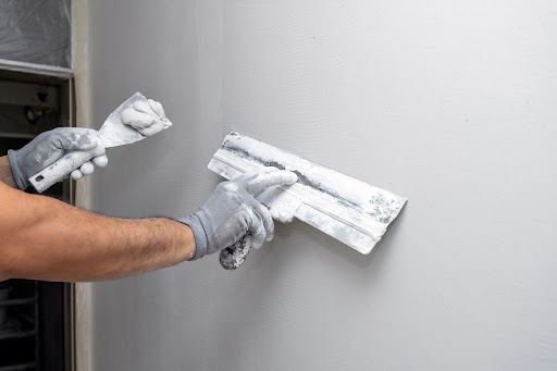 Waarom gestucte muren een schitterend effect geven bij airless spuiten